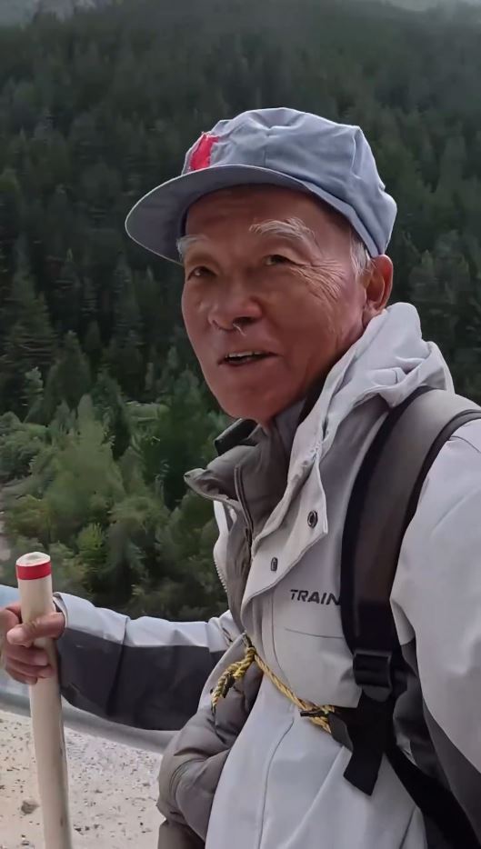 74歲的鄭鎮炎熱愛徒步運動，去年開始獨自重走長征路線。抖音＠人民日報