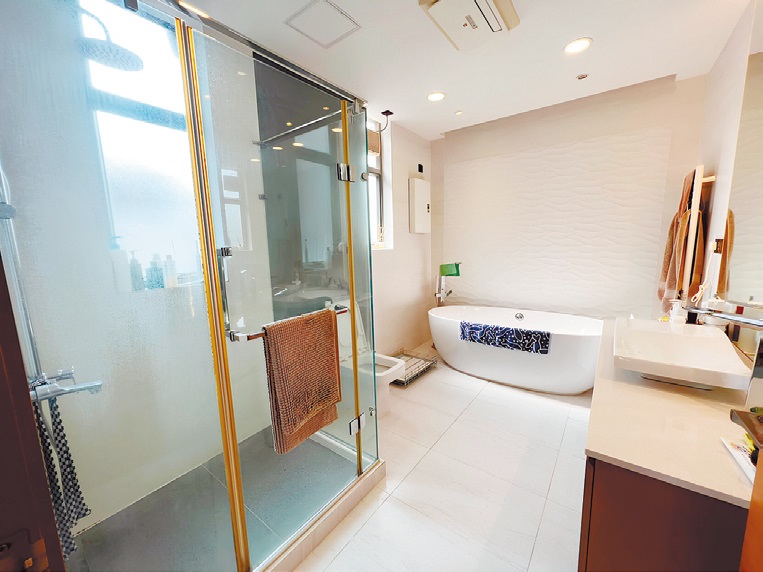浴室同時備有獨立淋浴間和浴缸， 配套新淨又齊全。