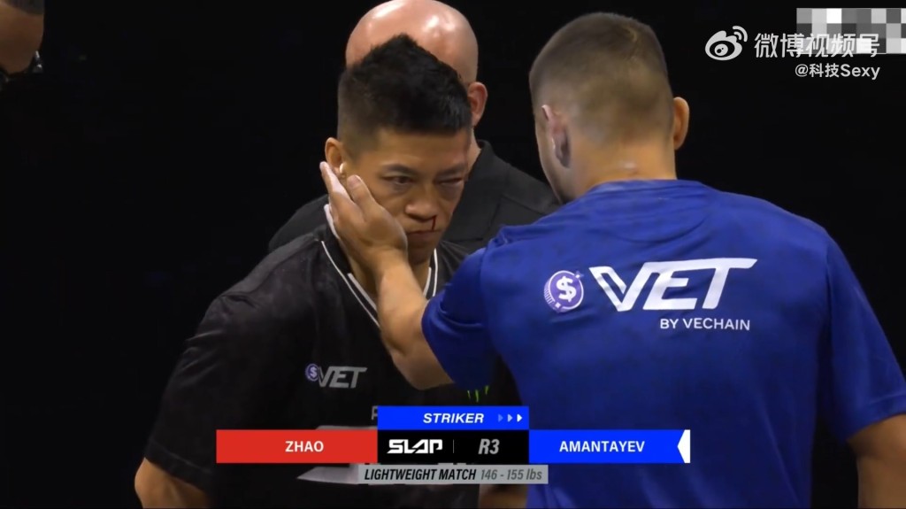 趙鴻剛在打耳光比賽中,被對手KO打至翻白眼。微博@科技Sexy 趙鴻剛在打耳光比賽中,被對手KO打至翻白眼。微博@科技Sexy