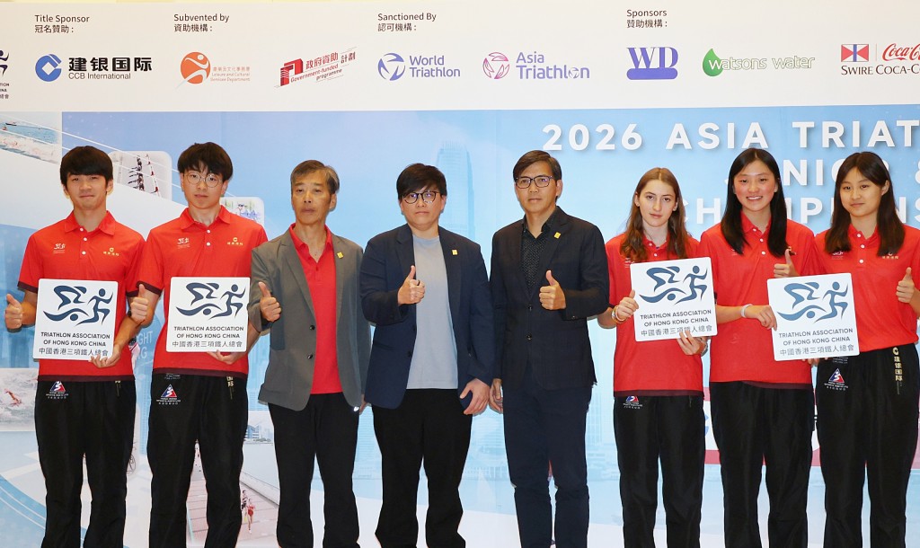 港队精英青少年代表跟三铁会长周俏男(左四)合照。徐嘉华摄