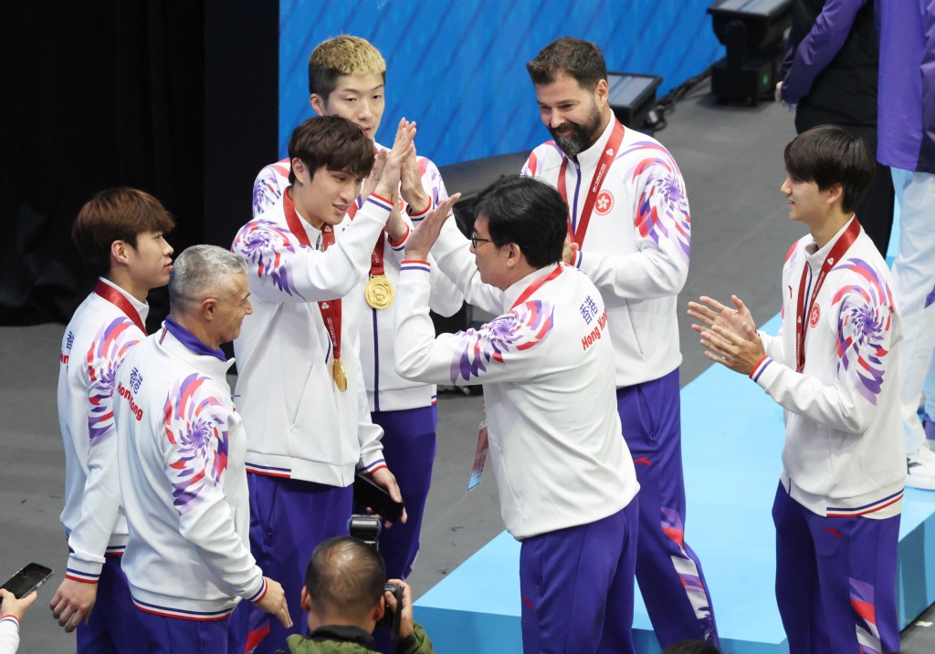 總教練鄭兆康(中)也到場恭賀花劍團隊。徐嘉華攝 總教練鄭兆康(中)也到場恭賀花劍團隊。徐嘉華攝