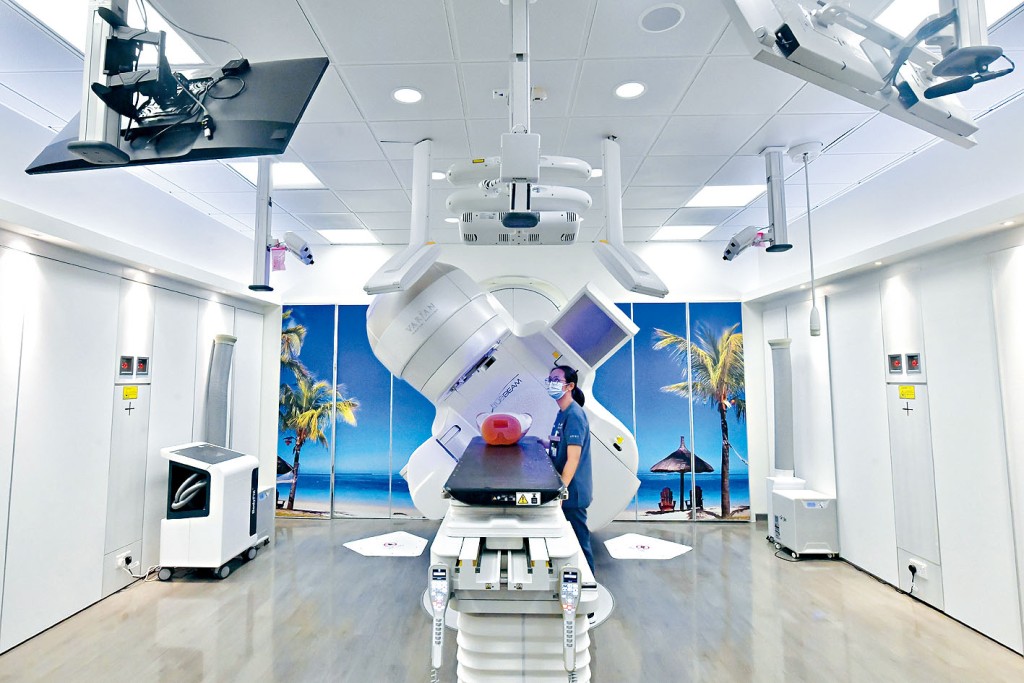 「表面引導放射治療系統」會安裝在放射治療機上，更加精準地對準腫瘤位置進行治療。