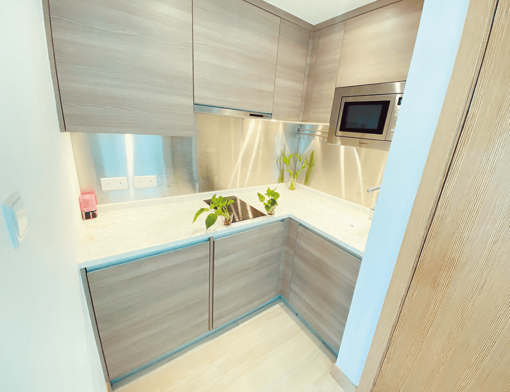 廚房設計與廳堂連接相通，簡樸舒適。