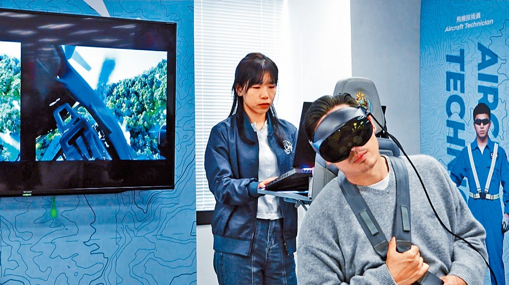 「安全社區體驗館」設六大部門VR互動遊戲,包括模擬飛行服務隊救人任務。