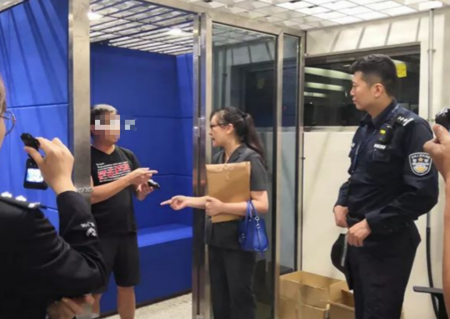 去年10月有港人在内地口岸區被帶走。網上圖片