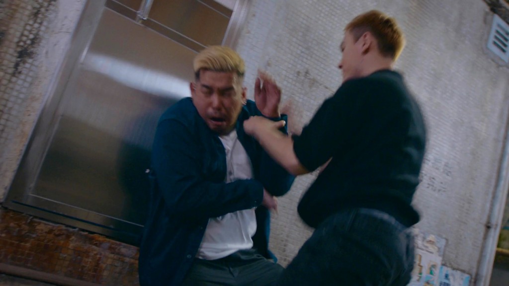 大打出手！