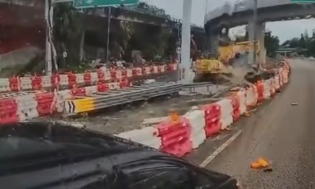 私家車掃毀十多米的水馬。網上片段截圖 私家車掃毀十多米的水馬。網上片段截圖