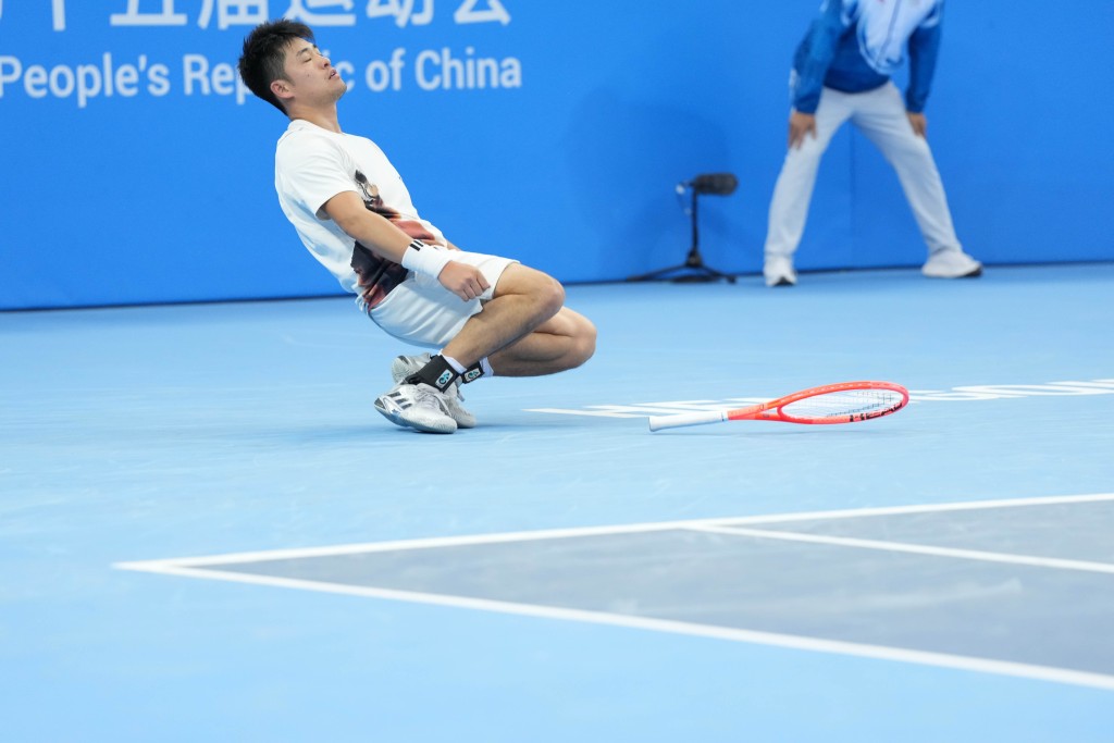 吴易昺艰难取胜。新华社