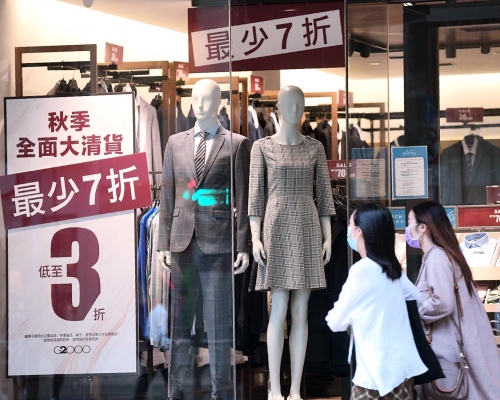 本地經濟活動料在第四季進一步輕微改善。