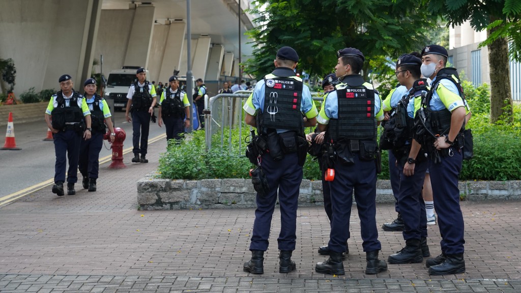 警方法院外布防。