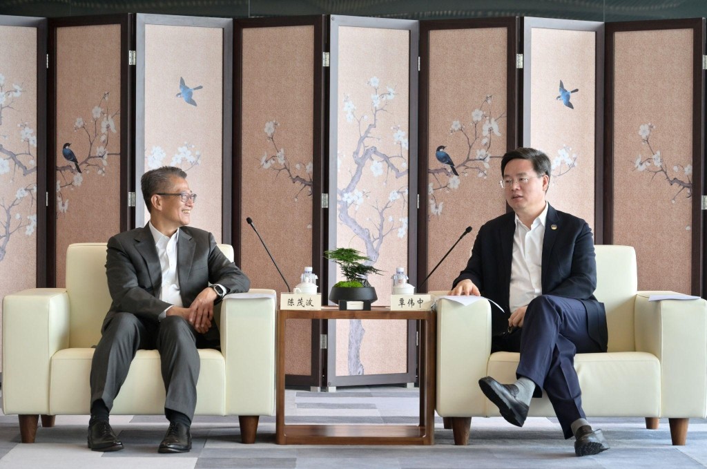 陈茂波（左）到访深圳，与深圳市市长覃伟中（右）会面。