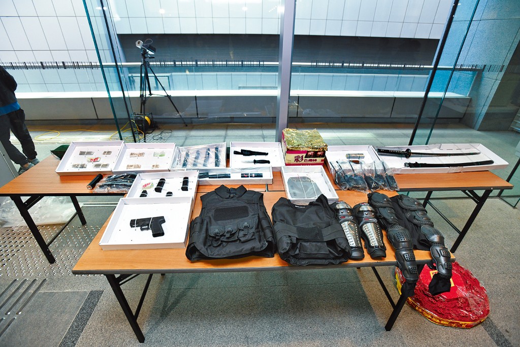 警方在灣仔的一幢大廈，起出避彈衣等大批證物。