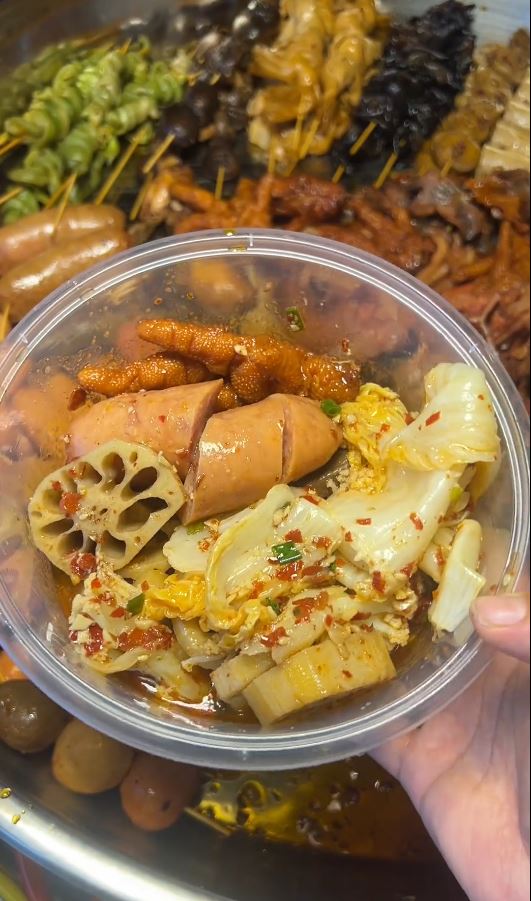 文雅9歲女吃家中賣剩泡麵影片，令網民肯定檔主的食物衛生無添加劑。抖音＠小明和雅雅