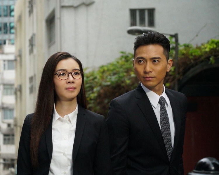 本身是法律系毕黄的麦明诗在《是咁的，法官阁下》饰演一名新晋律师。