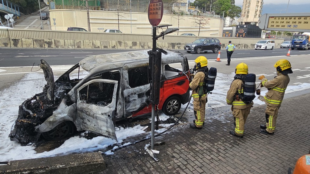 的士嚴重焚毀，全車盡毀只剩下支架。