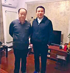 ■莫言（左）與深圳玉瓷科技老闆董震雷合影。