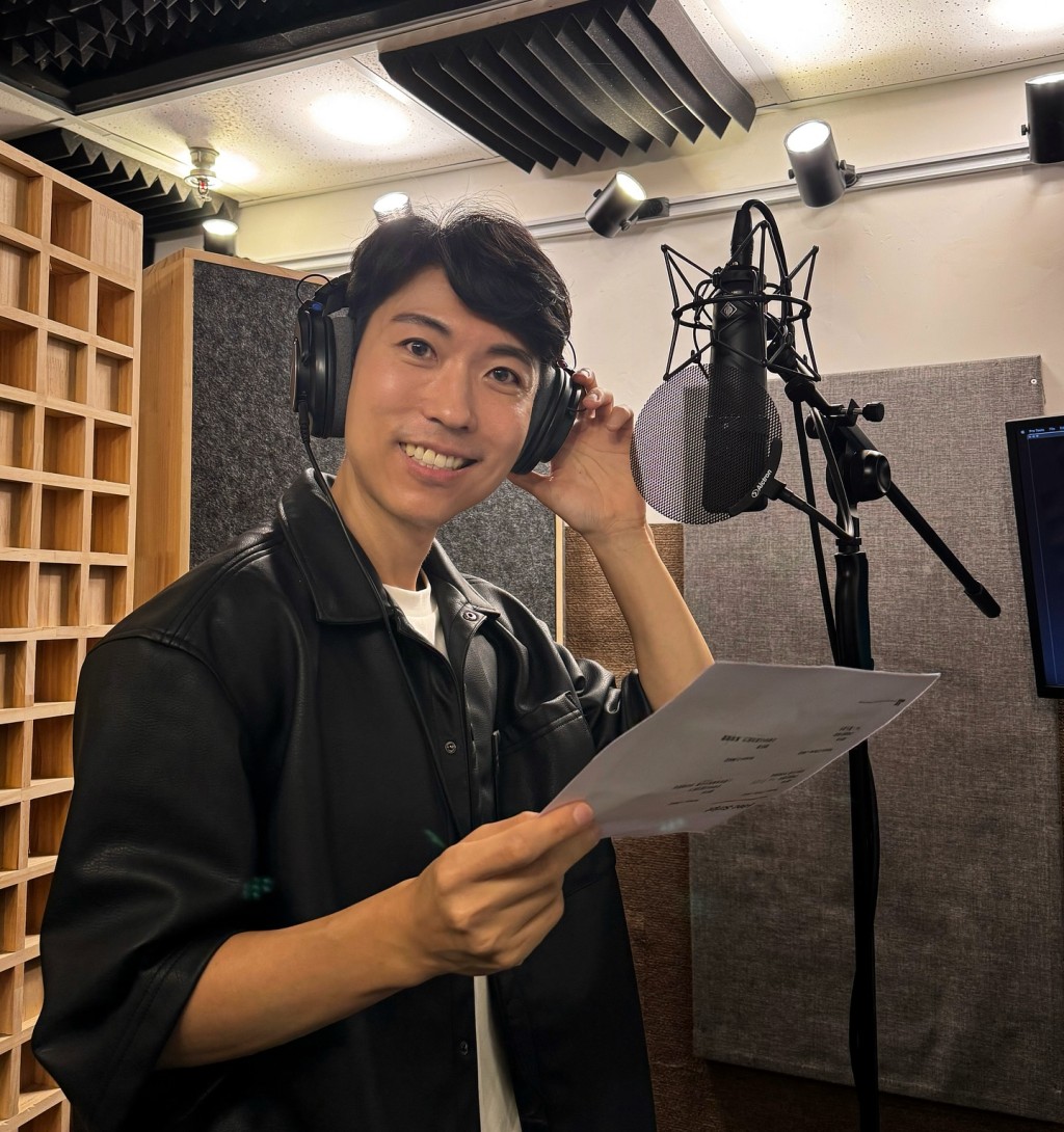 郭田葰為廣告錄音,十分專業。 郭田葰為廣告錄音,十分專業。