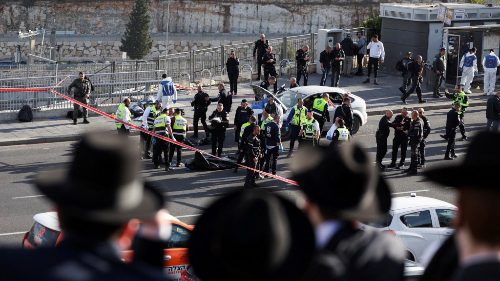 大批以色列官員在耶路撒冷槍擊現場調查。 路透社