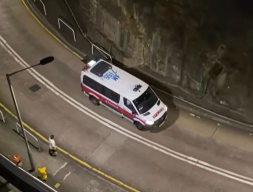 警車駛走期間，警員開咪「Ｘ你老母」回應白衫男。車CAM特警