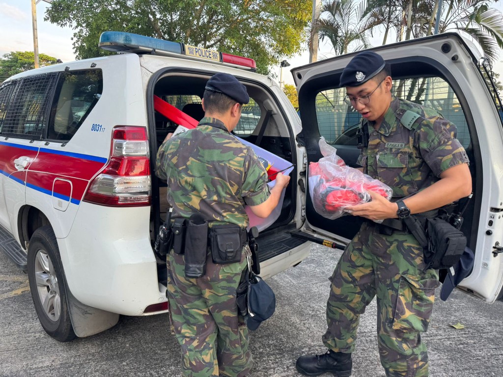 前線警務人員今日與政府各部門走訪低窪地區及村落,進行防風宣傳,協助有需要人士做好防風措施。香港警察fb圖片 前線警務人員今日與政府各部門走訪低窪地區及村落,進行防風宣傳,協助有需要人士做好防風措施。香港警察fb圖片