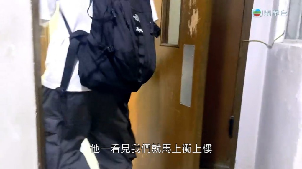 《东张西望》上门找涉事谢先生，起初他拒受访，更不搭升降机，改为行楼梯。
