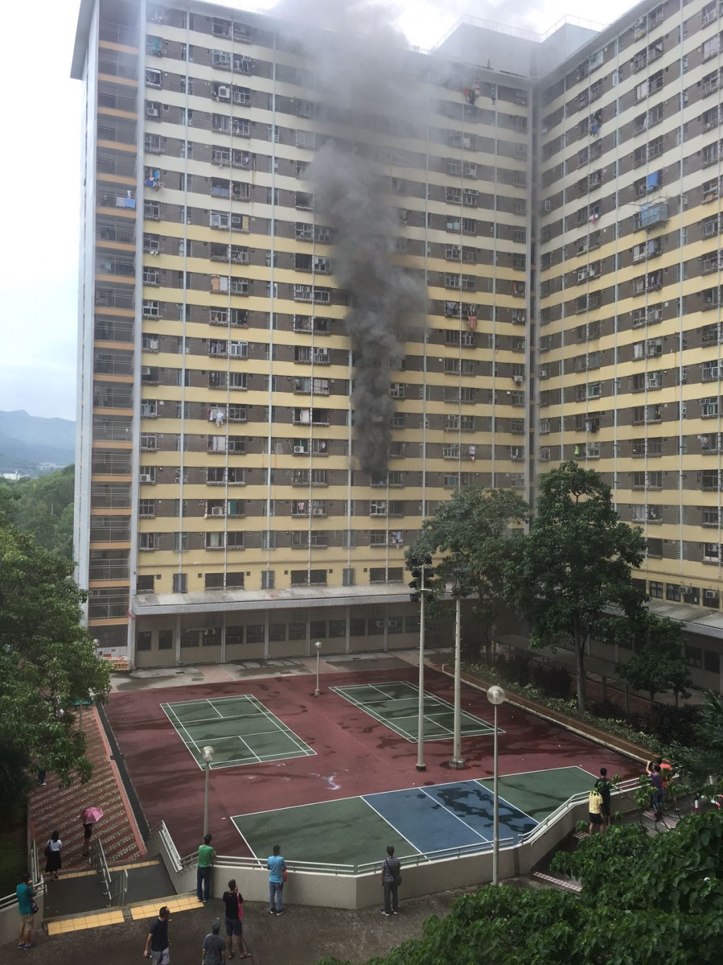 現場冒出濃煙。