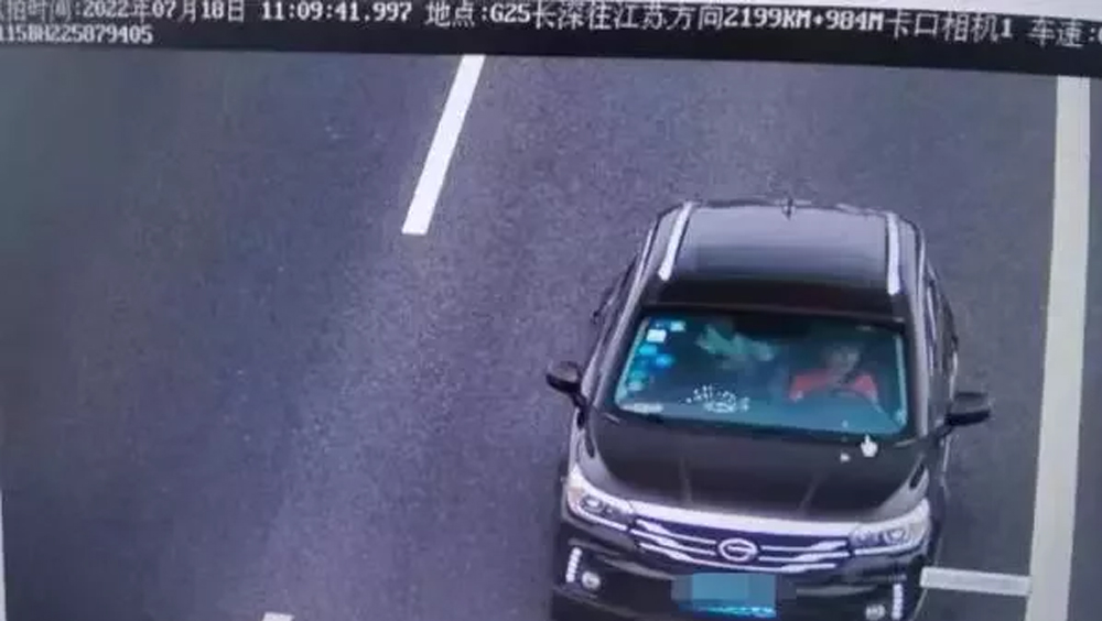 道路監控顯示，12歲男孩高速公路帶妹妹以時速120公里的速度在高速狂飆。