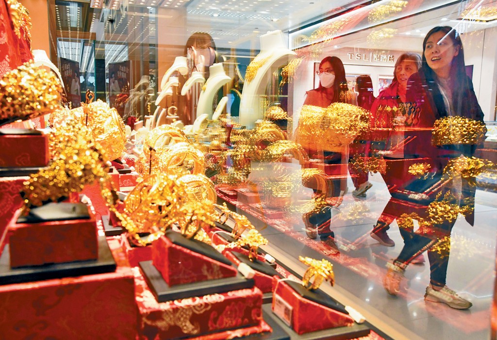 黃金價格新一年經歷暴升後出現拋售潮，一度急挫12%，創40年來最大單日跌幅。