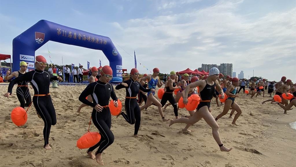 200名兩岸運動員參加金門和廈門間的渡海泳比賽。