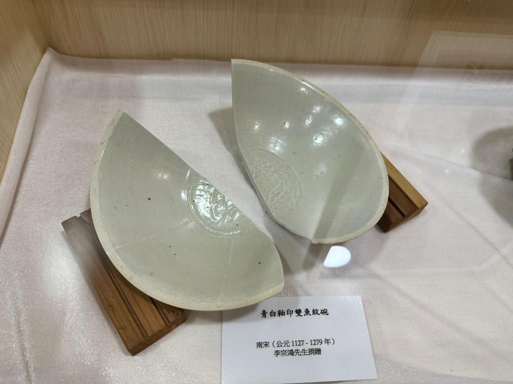 “中外文物馆”展出逾百件校友李宗源捐出藏品，南宋“青白釉印双鱼纹碗”。