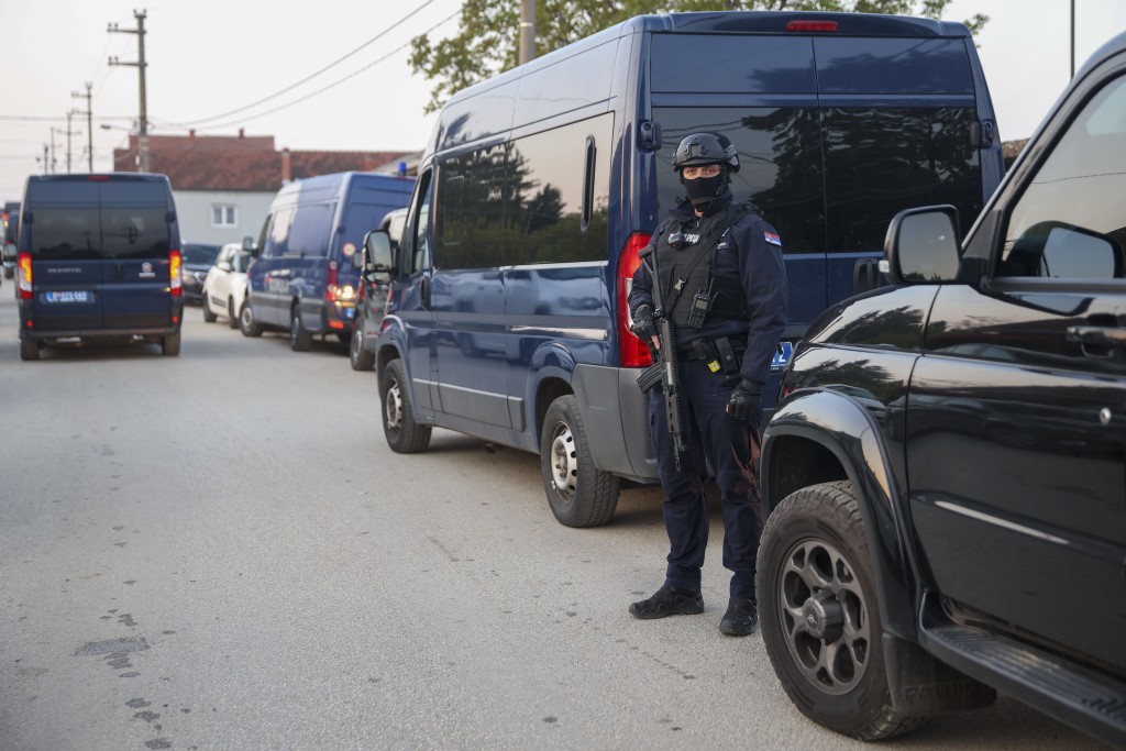 塞尔维亚再爆重大枪击案，警方封锁道路追捕枪手。AP