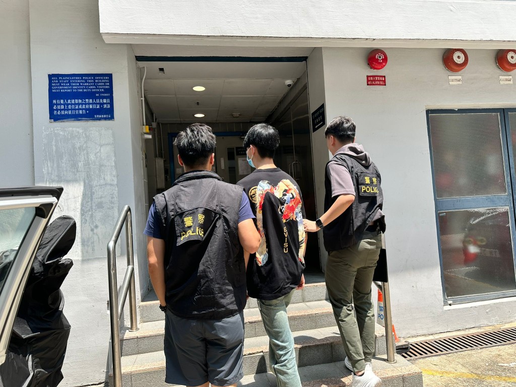 警方在屯門拘捕兩名16歲少年。警方圖片