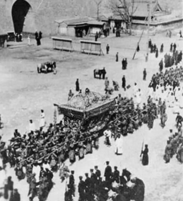 光緒帝的棺木和抬棺隊伍。縱觀清史 光緒帝的棺木和抬棺隊伍。縱觀清史