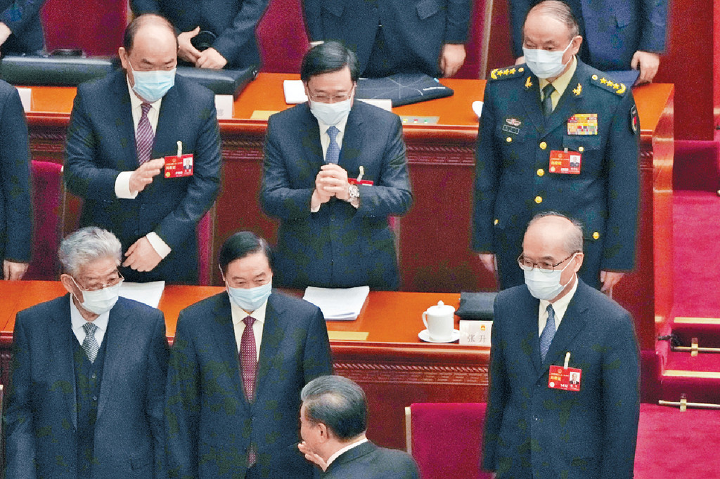 ■國家主席習近平向李家超打招呼，李作揖回應。