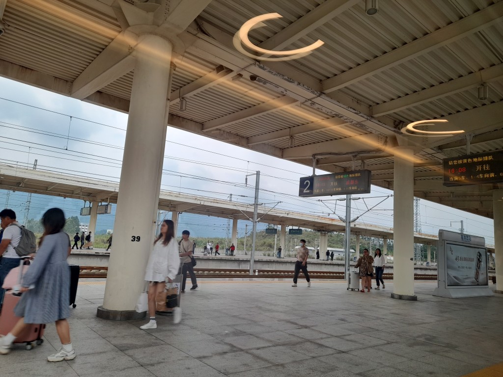 从港出发的G408/9车次高铁驶经桂林西站。