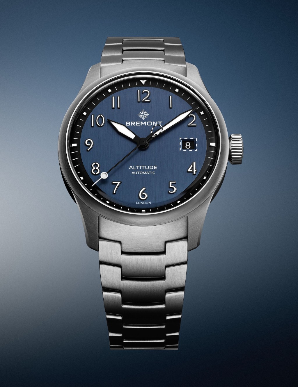 Bremont Altitude Air Force Blue Capsule Collection - Altitude 39 Date,錶殼:39mm 904L不鏽鋼 / 機芯:BB14-AH自動 / 售價:3,950英鎊(金屬錶鏈)、3,700英鎊(皮革或NATO錶帶)。 Bremont Altitude Air Force Blue Capsule Collection - Altitude 39 Date,錶殼:39mm 904L不鏽鋼 / 機芯:BB14-AH自動 / 售價:3,950英鎊(金屬錶鏈)、3,700英鎊(皮革或NATO錶帶)。