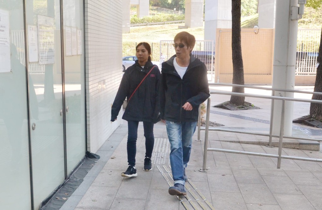 死者親友到殮房辦理認屍手續。林思明攝