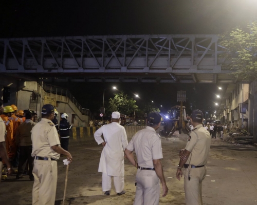 孟買中央火車附近一條行人天橋昨晚突然倒塌，造成最少6人死亡。AP