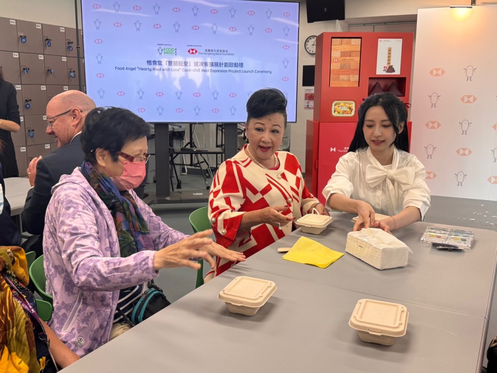 藝人薛家燕及龔嘉欣更即場與一眾「老友記」試玩並品嚐下午茶。 藝人薛家燕及龔嘉欣更即場與一眾「老友記」試玩並品嚐下午茶。