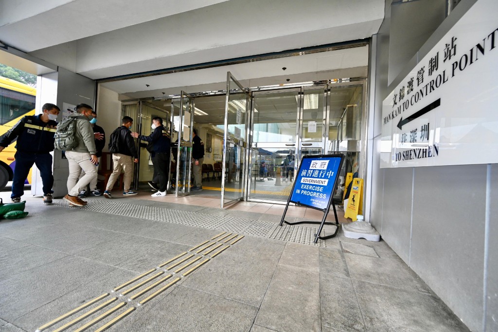入境事務處人員與模擬旅客於文錦渡管制站進行演練。
