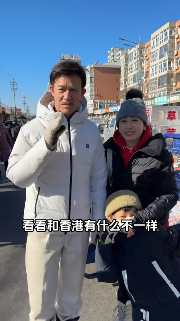 李子雄一家人去辦年貨。