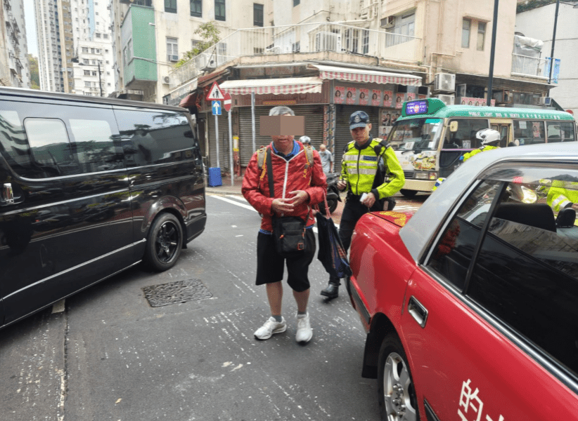 涉案的哥在場提供事發經過資料。黎志偉攝 涉案的哥在場提供事發經過資料。黎志偉攝