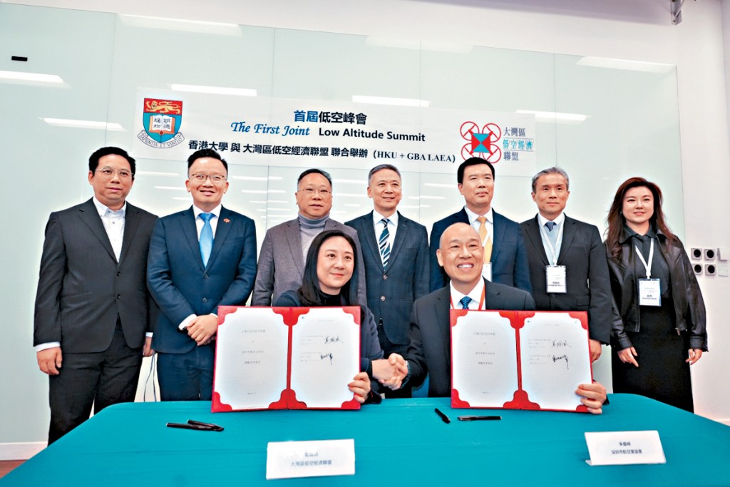 立法會議員葛珮帆（前左）表示，低空經濟在科研上仍有非常大發展空間。