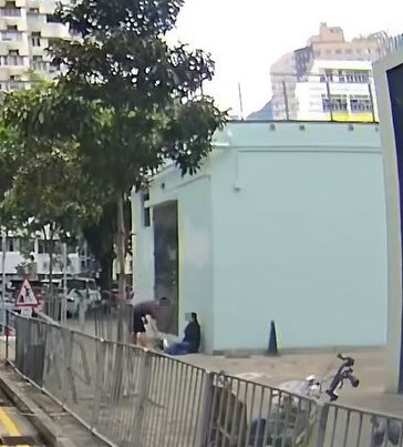 跑步男幫忙拾起並整埋地上的東西。fb「車cam L（香港群組）」截圖