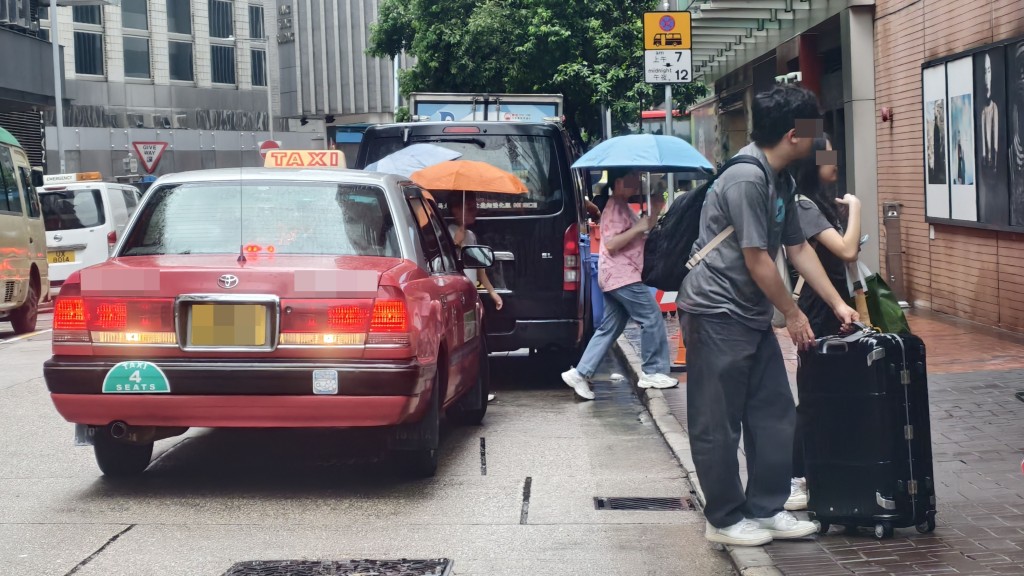 台灣女遊客Tina與男友在佐敦志和街一間酒店外截乘的士。 徐裕民攝 台灣女遊客Tina與男友在佐敦志和街一間酒店外截乘的士。 徐裕民攝
