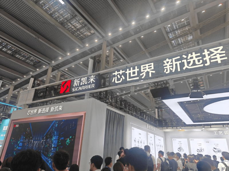 深圳市新凱來工業機器有限公司展台前人頭攢動。 深圳市新凱來工業機器有限公司展台前人頭攢動。