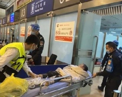 新疆男童意外斷臂，在父親苦苦請求下，航機返回登機橋讓他得以趕及治療。網圖