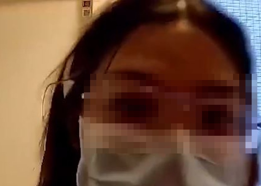 女子曾靠近護士住所的防盜眼，作出奇怪舉行。網圖