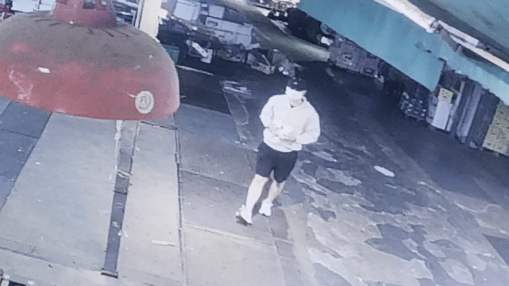 現場閉路電視片段顯示,一名戴口罩及鴨舌帽的男子在案發地點附近徘徊張望,似乎觀察四周環境。黎志偉攝 現場閉路電視片段顯示,一名戴口罩及鴨舌帽的男子在案發地點附近徘徊張望,似乎觀察四周環境。黎志偉攝