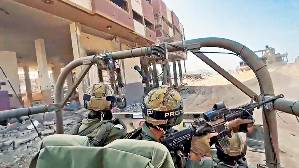 以軍的影片截圖顯示以色列士兵在加沙地帶推進。